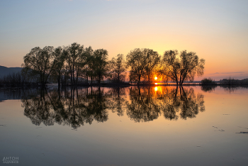 Мирный закат на Волге / 2019 год, тихий весенний закат около впадения Сока в Волгу, Самара; половодье