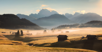 Утро в горах / Утро на горном плато Alpe di Siusi (Dolomites)