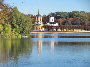 Осенний храм / Спасский рам в Кусково в Москве