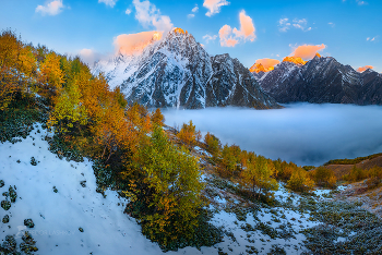 Первый снег осенью / Осенние берёзы на фоне горы Тихтенген.
Осень, 2021 г.
Кабардино-Балкария.
Из фотопроекта «Кавказ без границ».