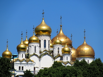 Золотые купола / Купола Благовещенского и Успенского соборов Московского Кремля.