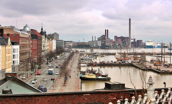 Вид с моста на набережную и порт / Вид с моста на набережную и морской порт в Стокгольме