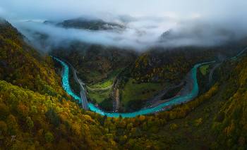 Река Кубань в горах / Дождливо-туманное утро в ущелье. 
Карачаево-Черкесия. Осень, 2021 г.
Из фотопроекта «Кавказ без границ».