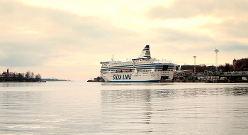 Круизный лайнер Silja Line в Хельсинском порту / Круизный лайнер Silja Line в Хельсинском порту готов к отплытию