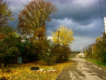 Осенняя улица... / Осень, улица,желтые листья,деревья,облака