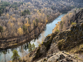 У реки / осень , река , скалы