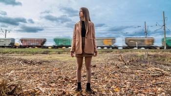 портрет на фоне товарного состава / модель Юлиана Смирнова