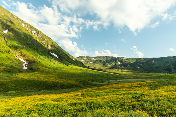 Альпийские луга на Бзерпинском карнизе / Бзерпинский карниз во всей красе в середине лета. Райское место, притягивающее туристов и просто любителей оторваться от реального мира и с удовольствием насладиться великолепием чудной природы.