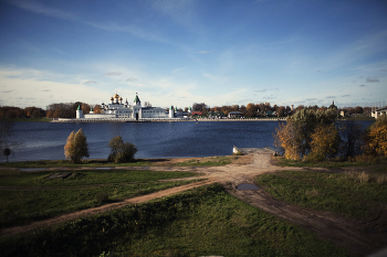 Вид на Ипатьевский монастырь с левого берега Костромки / Золотое кольцо России. Колыбель Дома Романовых https://i.imgur.com/vnRKS8a.jpg