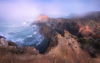 &nbsp; / Лучшее и самое грандиозное побережье в Мире- это побережье Португалии. Именно для фотографа и путешественника . Эти мощные, грандиозные и вместе с тем изысканные берега, состоящие из дюн, песка и камня различных пород и цвета.... Этакая гармония теплого солнечного побережья и прохладной, сильной волны океана....
Не возможно подобрать слов, чтобы как то охарактеризовать увиденное и пережитое. Смотрите первую часть фильма- "Португалия- Величия Атлантики".
https://www.youtube.com/watch?v=f_3DwULXKyU&amp;t=27s