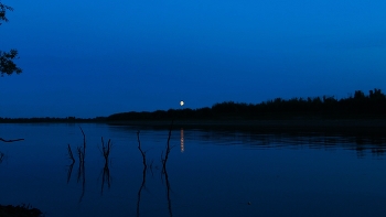 Ночь на реке / Тихая погода на ночной реке.