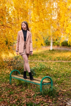 На зелёной скамейке / модель Юлиана Смирнова