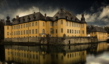 Замок Дюк / Замок Дайк в Юхене, бывшая родовая резиденция Альтгрейвов и князей Зальм-Райффершайдт-Дик и резиденция небольшого автономного владения на протяжении веков, является одним из культурно и исторически наиболее важных замковых комплексов в Рейнской области.