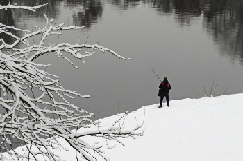 От первого снега до первого льда. / Речной пейзаж с рыбаком.