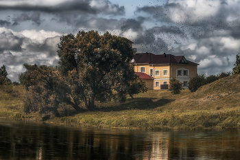 Вечер осенний / река, дерево, домик