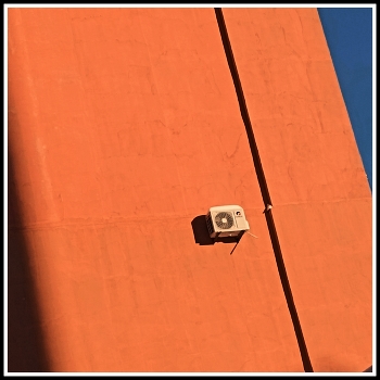 Один у стенки... / ***