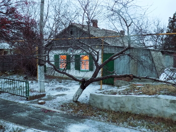 Вечер... / Вечер,снежок,дом,свет в окнах