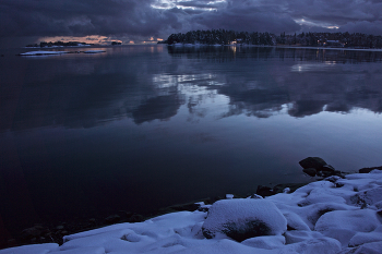 «Когда неспешно подступает мрак...» / На закате дня. 
Финский залив. Хельсинки, Вуосари.