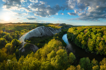 Козья гора / Весенняя зелень на закате.
Меловая гора вдоль реки Оскол, около хутора Столбище. 
Волоконовский район. Май, 2022 года. 
Из фотопроекта «Земля Белгородская».