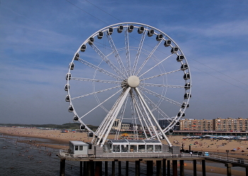SkyView de Pier -вид на небо с пирса / SkyView de Pier — колесо обозрения высотой 45 метров в Схевенингене, Гаага. Это было первое колесо обозрения, построенное над морем в Европе, так как оно находится на пирсе Схевенинген в восьми метрах над Северным морем. Он открылся для публики 19 августа 2016 года.