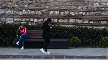 white sneakers / tapki