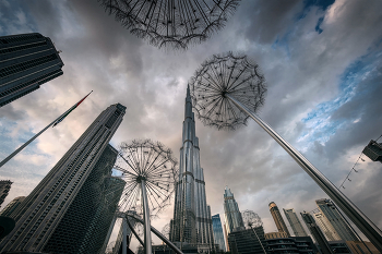 Dubai Dandelions At Cloudy Winter Day / Большие стальные одуванчики в дубайском парке Бурдж возле Бурдж-Халифа