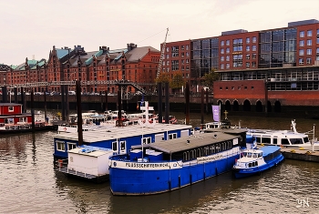 Гамбург. Складской район. Корабль-кирха / Складской район ( Speicherstadt) является историческим комплексом в порту Гамбурга. С 1991 года является памятником архитектуры и зарегистрирован с 5 июля 2015 года всемирным наследием ЮНЕСКО.
Speicherstadt начал строиться с 1883 года в качестве части свободного порта Гамбург, первая секция была завершена 1888 году. Управлял строительством главный инженер Франц Андреас Майер
https://www.youtube.com/watch?v=i0kxa-sex6o
https://www.youtube.com/watch?v=IGn-NNqkBL0
https://www.youtube.com/watch?v=zK_OjHB7ios