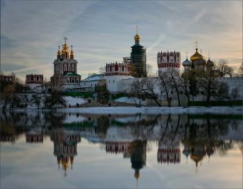 У монастырских стен / У монастырских стен