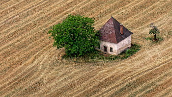 &nbsp; / Haus im Feld