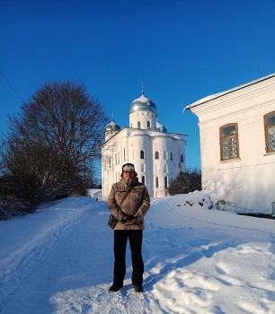 вид на Георгиевский собор / в монастыре Юрьевом