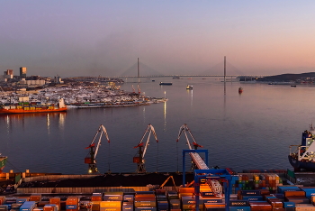 Вечер над Босфором. Восточным. / Вид на пролив Босфор Восточный и Русский мост с Крестовой сопки. 04.01.23