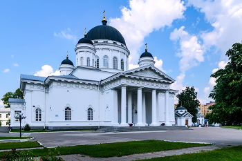 Спасский Староярмарочный собор / Нижний Новгород. Собор Всемилостивого Спаса и Происхождения честных древ Животворящего Креста Господня Староярмарочный. Спасский Староярмарочный собор. Храм в стиле позднего классицизма в Нижнем Новгороде на территории Нижегородской ярмарки. С апреля 1989 года до 12 сентября 2009 года - кафедральный собор Нижегородской епархии. Высота собора составляет 40 метров. Дата постройки:1816 г. (из вики) От работника на территории услышали, что собор - уменьшенная копия Питерского Исаакиевского собора, проектировал Монферран (или же все-таки Исакий увеличенная? потому что позже построен)... 26.07.22