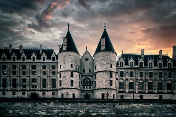 Консьержери / бывший королевский замок и тюрьма в Париже