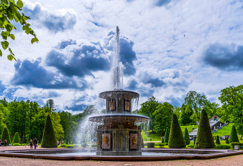 Петергоф в начале лета. / 2018 год.
