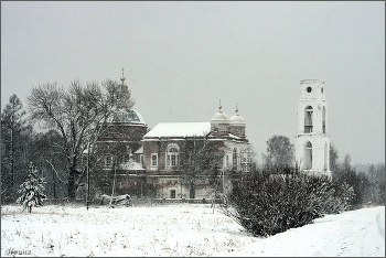 Церковь Воскресения Христова. / Рощино, Погост Воскресенский.Интересная особенность сооружения в наличии трех глав. Рядом с церковью находится отдельно стоящая колокольня.