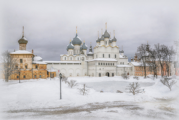 На территории Ростовского кремля / пасмурно