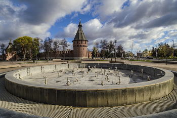 Высохли фонтаны / Россия. Тула. Кремль. Спасская башня.