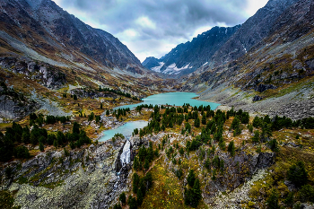 Куйгук / Озеро и водапад на склоне Катунского хребта, высота над уровнем моря 2027 метров