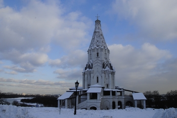 Храм Вознесения в Коломенском / Необычная церковь поражает не только современных посетителей музея-заповедника, она была необычной и для людей, живших в XVI веке. На высоком берегу Москвы-реки вырастает 62-метровый белокаменный столп на мощном основании из галерей. Основное настроение церкви задают тройные кокошники, напоминающие языки пламени, и шатер, верх которого увенчан золотым крестом. Стройный, устремленный в небо силуэт Вознесенской церкви в Коломенском отсылает воображение и к образам оборонительных башен.

Своим обликом храм говорит о библейском событии — Вознесении Иисуса Христа к Богу-отцу.