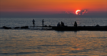 Рыбаки. / Турция. Средиземное море. Вечер. Закат. Рыбаки.