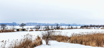 Вид на город.. / С возвышенности у берега.. На городской набережной. Вдали город с противоположной стороны берега. Панорама.