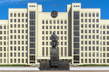 Ленин на трибуне / Памятник В. И. Ленину в городе Минске на площади Независимости (до 1991 года — площадь Ленина)