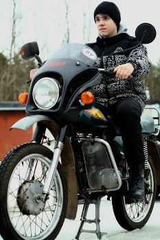 Сын на мотоцикле / С сыном замутили фотосесию с его мотоциклом который он называет дрынчик

Canon eos m50
Обьектив Индустар-61 

#LiveForTheStory #CanonBelaus #CANON #индустар61 #мотоцикл #мотоциклминск #сын #мотосезон