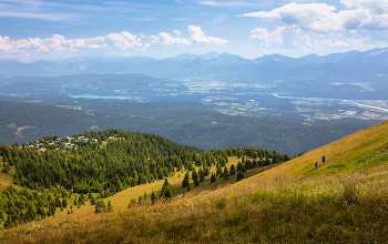 Австрийские Альпы и долина с озерами. / Туристы в австрийских Альпах.