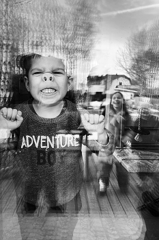 &nbsp; / На этом фото запечатлено настоящее чувство радости и игривости, которое охватывает детей, играющих на улице. В центре кадра находится мальчик, стоящий за окном и делающий гримасу, которую можно описать как смешную . В его отражении на стекле окна можно увидеть детей, которые беззаботные и счастливые. Они играют в прятки, бегают и смеются. В целом, фотография передаёт атмосферу детства, когда все проблемы казались ничтожными и жизнь была наполнена радостью и невинной игрой.