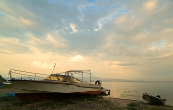 Вечер / Катер и лодка на берегу в Курбулике