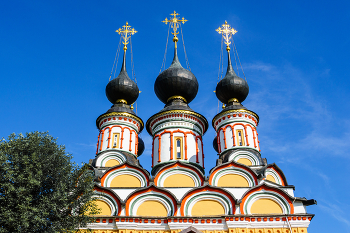 Купола Лазаревской церкви (1667г.) в Суздале / Церковь Лазаря Праведного Воскрешения (Лазаревская церковь) — православный храм в центральной части города Суздаля. Датируется 1667 годом