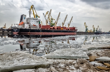 Время ледохода. / Морской порт Петербурга. Март 2016.