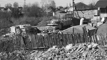 Весна. / Оттаяли бутылки и шприцы,
Пакетов кучи и собачьего говна,
Но снова всех нас радуют скворцы,
Как не крути опять пришла весна.
Политики засранцы,подлецы,
Им ради денег вновь нужна война,
Но вот уже и первые цветы,
А это значит что пришла весна.
Миру-мир!