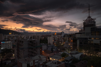 Dramatic Spring Sunset In Tbilisi / После ухода дождевых штормовых облаков наступает время драматических закатов